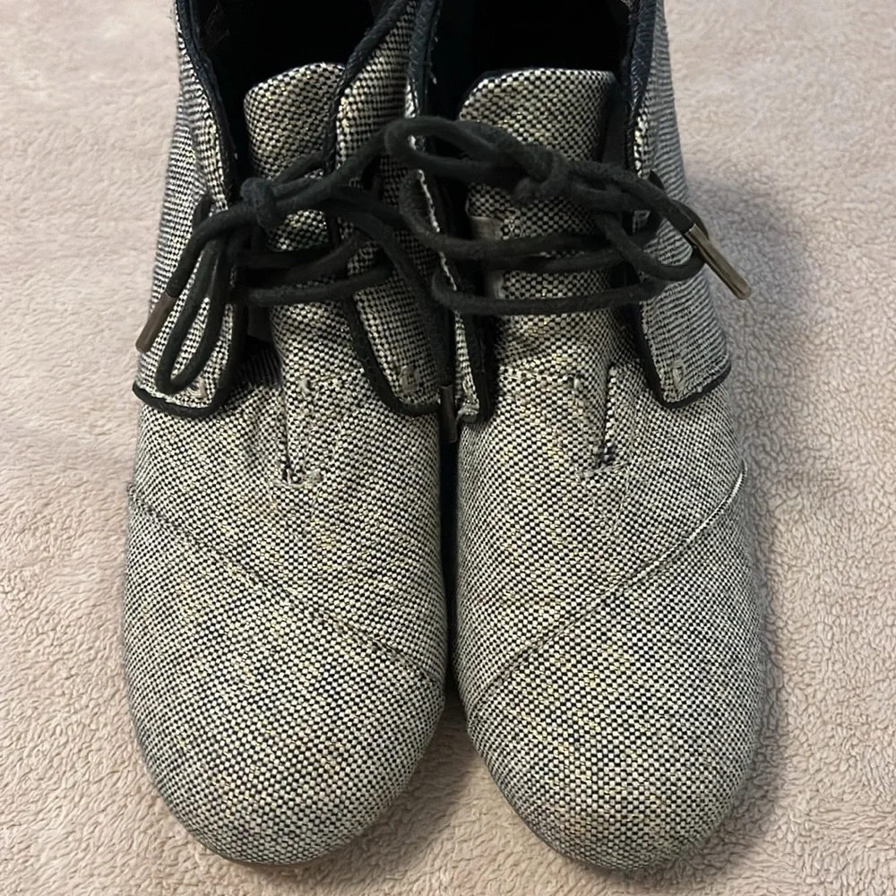 TOMS Desert Wedge Shoes – Women’s Size 8.5 – Black & Gold Metallic Linen